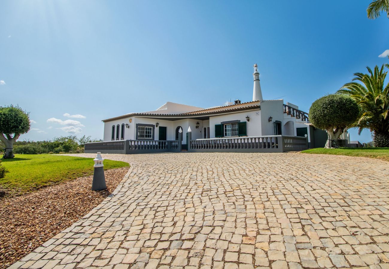 Villa in Santa Bárbara de Nexe - Monte Alegrete by Portucasa